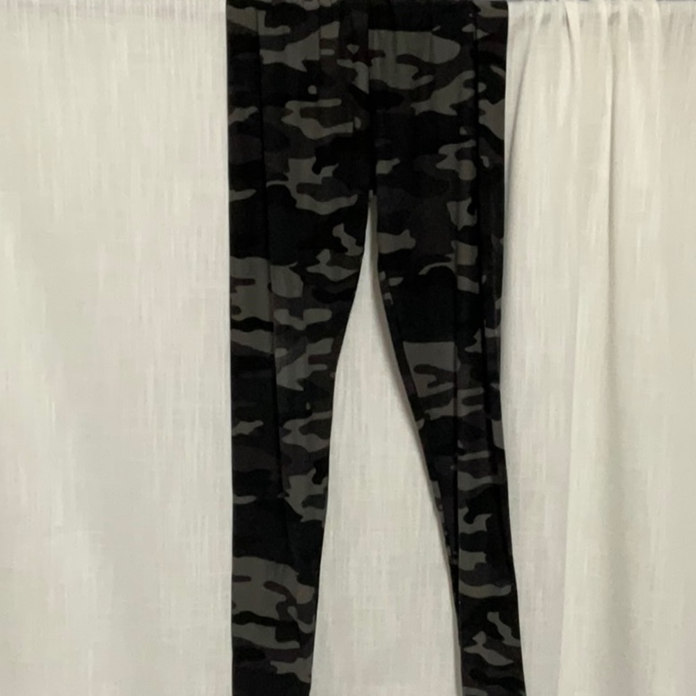 Camo pants size large
